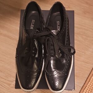 Silent Walker Black Leather Wingtip Lace-Up Flats